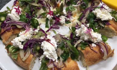 La pizza Vegetariana dedicata all’amata figlia Dalila (con crudité di verdure, robiola di mucca e il blend di spezie dell’amico chef Francesco Apreda) è una delle novità del nuovo Percorsi di Gusto, che Marzia Buzzanca ha trasferito all'esterno della "zona rossa" de L'Aquila, rinnovando anche il menu. L'articolo di Tania Mauri per la newsletter Identità di Pizza (per leggerla regolarmente, iscriversi gratuitamente qui)
