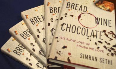 L'edizione originale di "Bread, Wine, Chocolate. La lenta scomparsa dei cibi che più amiamo" della giornalista e scrittrice indo-americana Simran Sethi, tradotto in Italia da Slow Food Editore, 425 pagine, prefazione di Carlo Petrini (19,50 euro, 16,58 se acquistato online)
