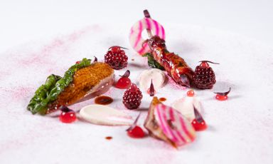 Piccione, arachidi, more fermentate e kir royal: il piatto "Benvenuto 2021" di Domenico Stile
