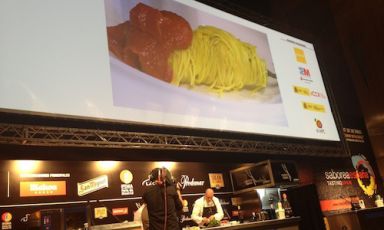 Sovrastato dal suo celebre Cannolo di melanzana, Pino Cuttaia, chef de La Madia di Licata (Agrigento), ritratto questa mattina sul palco di Madrid Fusión, congresso madrileno di cucina giunto alla dodicesima edizione. Il siciliano aprirà anche il congresso di Identità Milano, domenica 9 febbraio prossimo