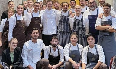 Una foto di gruppo particolarmente affollata, con le brigate di Identità Golose Milano, del Miramonti l'Altro e del ristorante Georges Blanc in via Romagnosi
