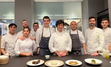 Foto di gruppo al pass: Massimo Fezzardi al centro, con le brigate di cucina di Identità Golose Milano e del ristorante Esplanade
