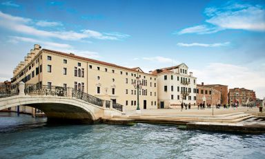 Il VRetreats Ca’ di Dio, situato in zona Arsenale, è a metà strada tra Piazza San Marco, il cuore storico della Serenissima, e il distretto d'arte contemporanea per eccellenza
