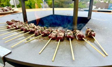 Arrosticini di muflone, lardo, salvia e uova di trote affumicate, un assaggio firmato Alessandro Gavagna col suo sous&nbsp;Angelo Del Bianco, &egrave; stato tra gli assaggi migliori per chi scrive (ma notevolissimo anche Gallo forcello con salsa al finocchio, di Alessandro Gilmozzi e Alberto Gipponi) tra quelli a tutta cacciagione gustati a Il bello del selvatico, incontro promosso a Cavalese dagli Ambasciatori del Gusto
