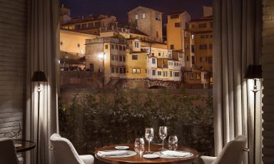 Uno dei tavoli vista Ponte Vecchio del Caffè dell'Oro, il ristorante facente parte della Lungarno Collection del gruppo Ferragamo
