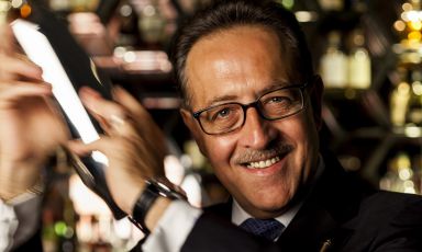 E' una specie di star del mondo dei cocktail. Parliamo di (e con) Salvatore Calabrese, partito dalla gavetta negli alberghi della Costiera Amalfitana, per arrivare a Londra per diventare uno dei più quotati bartender internazionali
