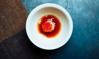 Calamaro intagliato, salsa somen, olio allo shiso e uova di ikura: tra le portate proposte nel menu di Akoya Lounge e Omakase, la nuova creatura di Christian Mandura all'interno di Spazio Musa a Torino
