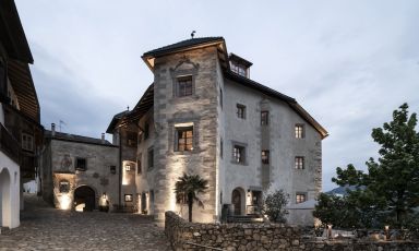 Il fascinoso edificio antico che ospita Ansitz Steinbock, hotel di charme e ristorante gourmet in quel di Villandro, in Valle Isarco, Sud Tirolo. Foto di Alex Filz
