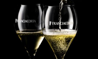 Il nuovo logo sui calici di Franciacorta
