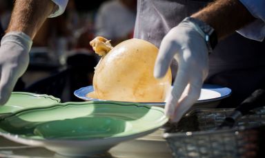 Riccardo Camanini and his Cacio e pepe in vescica (bladder)
