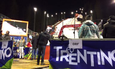 Il Canalone Miramonti fotografato dal parterre la sera del 22 dicembre durante la prima manche dello slalom della 3Tre valido per la coppa del mondo di sci alpino. Lo speciale campigliese, sublimazione contemporanea di quella che in passato fu il circuito delle Tre Gare del Trentino, discesa, gigante e slalom, ma nel tempo anche il supergigante, è stata la prima gara italiana inserita nel calendario della coppa del mondo, era il 1967.

