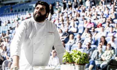 Antonino Cannavacciuolo, patron di Villa Crespi a Orta San Giulio (Novara), 2 stelle Michelin, ritratto il 19 aprile scorso allo Stadio Olimpico di Roma. Lo chef di Vico Equense, classe 1975, ha fondato Cannavacciuolo Academy, società di formazione che insegna ad aspiranti cuochi a diventare "perfetti ristoratori" (foto di Carlo Lannutti per cucina.corriere.it)
