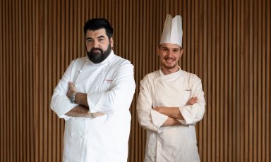 Antonino Cannavacciuolo e Gabriele Bertolo: il primo "firma" il locale, il secondo &egrave; l'executive chef del Cannavacciuolo Bistrot di Torino

