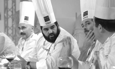 Antonino Cannavacciuolo ad Alba in una immagine in bianco e nero di Lido Vannucchi durante la selezione italiana per il Bocuse d'or 2019, finale mondiale prevista nel gennaio 2019 a Lione. Alla destra di Cannavacciuolo si riconosce Anthony Genovese, subito alla sua sinistra Davide Palluda nonché il "gemello" Gennaro Esposito
