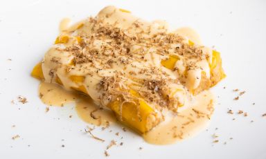 Cannelloni ripieni di gallina,&nbsp;cremoso al tartufo e olio al sedano: un goloso estratto&nbsp;dal menu Identit&agrave; in Festa ideato dagli chef Andrea Ribaldone ed Edoardo Traverso, assieme alla brigata dell'Hub, e previsto&nbsp;per la cena della&nbsp;Vigilia, il 24 dicembre e per il pranzo di Natale, il 25 dicembre. Per info e prenotazioni consultare il sito di Identit&agrave; Golose Milano
