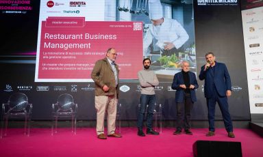 Da sinistra, Paolo Marchi, Giuseppe Carrieri, produttore cinematografico, Gianni Canova, storico del cinema e rettore della Libera Università di Lingue e Comunicazione IULM e Claudio Ceroni, sul palco dell'Auditorium dell'Allienz MiCo a Identità Milano 2024. Foto Brambilla-Serrani
