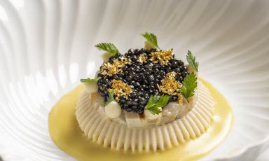 Capasanta, sedano di Verona, caviale Royal e passion fruit, ossia una delle proposte rappresentative della cucina di Giacomo Sacchetto al ristorante Iris a Palazzo Soave, Verona. Foto Nicolò Brunelli
