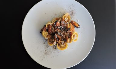 Cappelletti ai borlotti, sautè di cozze, cipolla bruciata e lemon grass: il piatto dell'estate di Giacomo Caravello
