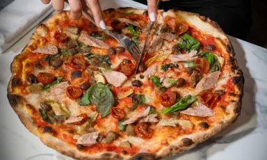La Capricciosa di mare di Agape a Cetraro (Cosenza): un tributo alla tradizione marinara di questo borgo, di ieri e di oggi, con pomodoro prunill, fiordilatte, cuore di carciofi con aglio e origano, funghi porcini con aglio e, in uscita, olive taggiasche, basilico, olio evo, polvere di capperi, filetti di tonno Callipo, origano e prezzemolo. Buonissima
