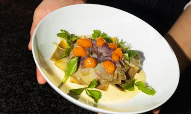 Carciofo spinoso fondente, crema di tuorlo e soffice di patata della Sila è il Piatto delle feste 2023 di Sabrina Macrì, chef del BistRo Aimo e Nadia, a Milano
