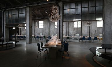 Carlo e Camilla in Segheria, il ristorante milanese nato dall'incontro tra Carlo Cracco e l'art director Tanja Solci, guidato in sala da Nicola Fanti, con la sua splendida scenografia sarà il teatro perfetto per celebrare un altro incontro. Quello tra la cucina d'autore e la mixology: l'appuntamento è per lunedì 30 gennaio, dalle 19.30
