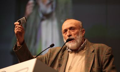 Carlo Petrini (Bra, 1949 - Bra,&nbsp;2026), detto anche Carlin, &egrave; stato gastronomo, sociologo e scrittore. Fondatore di Slow Food, Salone del Gusto, Terra Madre e Universit&agrave; di Scienze Gastronomiche di Pollenzo
