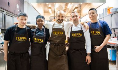 Al centro, Diego Rossi di Trippa (Milano) con i ragazzi che lavoreranno dal 9 febbraio prossimo a&nbsp;Testina, sulla&nbsp;Lyndhurst Terrace di Hong Kong. Da sinistra a destra,&nbsp;Terry, Elizabeth, Diego, il resident chef di Hong Kong Marco Xodo e&nbsp;Ivan
