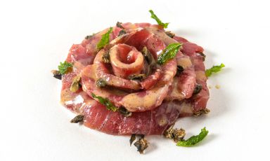 Carpaccio di tonno rosso siciliano affumicato “à la minute” condito con vinaigrette al Verjus e capperi disidratati. Una squisitezza al Fishion di Milano, chef il giovanissimo Jérémie Depruneaux
