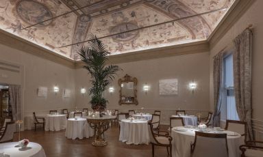 Il nuovo volto della sala da pranzo de I Carracci, il ristorante del Grand Hotel Majestic, ripensata a fondo durante l'estate 2025
