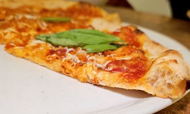 La Signor Antonio (crema di peperoni, fiordilatte, pancetta tesa, cacioricotta affumicata e mollica fritta), uno dei nostri assaggi alla pizzeria Casarsa di Potenza
