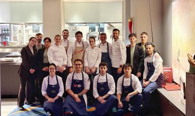 Tre ospiti,&nbsp;Davide Marzullo, Federico Della Vecchia e&nbsp;Francesco Melone, e le brigate di sala e cucina, davanti al pass dell'hub
