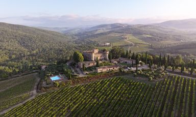 Vista sullo splendido Castello di Meleto, società agricola e wine resort a Gaiole in Chianti, Siena
