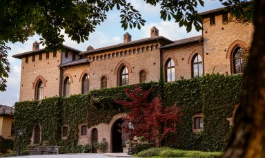 Lo splendido Castello di San Gaudenzio, a Cervesina, in provincia di Pavia, poco più di 50 km da Milano. Ospita da febbraio un nuovo ristorante che vi consigliamo, il Dama, chef Federico Sgorbini
