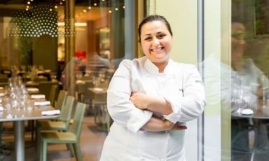 Caterina Ceraudo nella sala ristorante di Identità Golose Milano, dove il suo menu sarà protagonista fino a sabato 30 marzo. Per informazioni e prenotazioni, consultare il sito ufficiale (tutte le foto di Onstage Studio)
