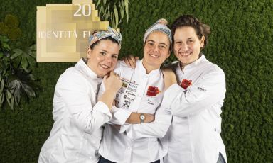 Sara Nicolosi e Cinzia De Lauri, seconda e terza da sinistra, insieme alla loro sous Caterina Perazzi, a Identità Milano 2025. Tutte le foto sono di Brambilla-Serrani
