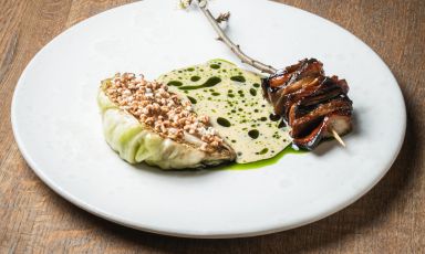 Cavolo, funghi e popcorn di grano saraceno, piatto firma del ristorante Nineteen18 a Vilnius, Lituania, fresca stella Michelin
