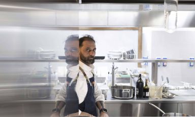 Christian Costardi, chef del ristorante Christian&Manuel a Vercelli, assieme a suo fratello Manuel, oggi al timone del progetto Caffè San Carlo e Scatto per Gallerie d'Italia di Intesa Sanpaolo
