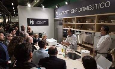 Grande successo di pubblico per le presentazioni dell'abbattitore domestico LIFE di Coldline Living. In particolare con la presenza dello chef di Senigallia Moreno Cedroni allo stand
