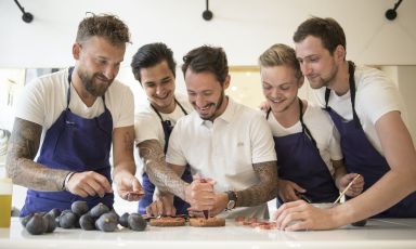Cédric Grolet con i suoi collaboratori. Foto Philippe Vaurès Santamaria
