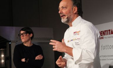 Moreno Cedroni, Madonnina del Pescatore di Senigallia, ha chiuso la quinta edizione di Identità Gelato con un approfondimento sul gelato al formaggio. E' dal 1984 che il marchigiano si cimenta con questa specialità in cucina (nella foto di Brambilla/Serrani, Maria Grazia Frattagli, moderatrice dell'intera giornata)
