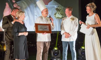 Il momento della premiazione durante la serata di mercoledì 25 luglio, dedicata dalla famiglia Cerea agli Artisti dello Street Food alla Cantalupa a Brusaporto. Da sinistra verso destra: Francesco Cerea, coperto dalla mamma Bruna, il premiato Alfonso Pepe, Chiccio Cerea e la presentatrice, equilibrata e brillante
