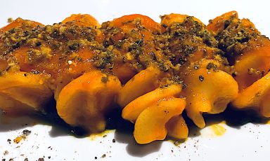 I Fusilloni freddi, pomodoro, frutti di mare, olive e capperi, capolavoro estivo di Caterina Ceraudo, chef di Dattilo, il ristorante di famiglia all'interno dell'Azienda Agricola Ceraudo fondata nel 1973 da suo padre Roberto sulle colline di Strongoli in provincia di Crotone

