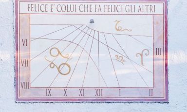 La significativa meridiana che accoglie gli ospiti da&nbsp;Ceraudo, a Strongoli in Calabria. Per restare sempre aggiornato, iscirviti alla nostra newsletter vino qui
