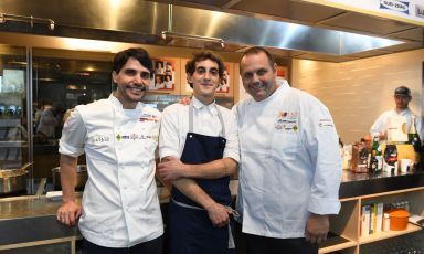 Ai due lati, Virgilio Martinez, Central di Lima (Perù) e Roberto Cerea detto Bobo di Da Vittorio a Brusaporto (Bergamo), testimonial di East Lombardy. In mezzo a loro, il bolognese Lorenzo Dal Bo, giovane che ha lasciato da poco il ristorante dei Cerea per lavorare da Virgilio (foto Brambilla/Serrani)
