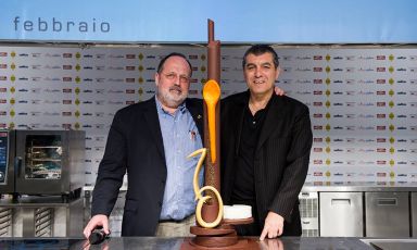 Paolo Marchi e Claudio Ceroni insieme sul palco dell'ultima edizione del congresso di Identità Golose, con la "dolce scultura" preparata da Gianluca Fusto per celebrarne il decimo compleanno