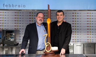 Paolo Marchi and Claudio Ceroni together on the stage of the latest edition of the Identità Golose congress, with the “sweet sculpture” prepared by Gianluca Fusto to celebrate its tenth anniversary