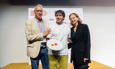 Cesare Battisti premiato a Identit&agrave; Milano 2026 da Gabriele Zanatta e Cinzia Benzi
