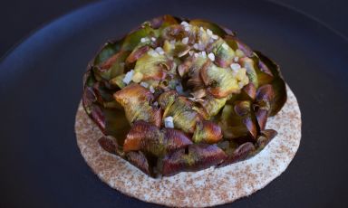 Mammola croccante, crema di mandorle pugliesi e gin e limoni sotto sale: è il Piatto del 2022 dello chef Cesare Battisti e della sua brigata, del ristorante Ratanà, a Milano
