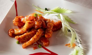 Hong zhu rou, ossia braciole di maiale in agrodolce con pomodoro e una punta di olio piccante: è il piatto per il Capodanno cinese studiato da Zhang Guoqing, chef di Bon Wei a Milano
