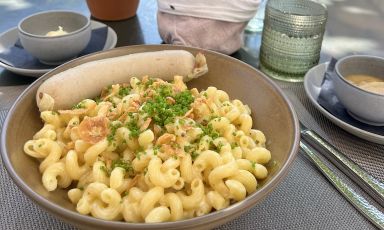 Ch&auml;sh&ouml;rnli mit siedwurst al piacevolissimo ristorante tradizionale L&ouml;wenstobe dell'Appenzeller Huus, a Gonten, nel cantone Appenzello Interno, Svizzera
